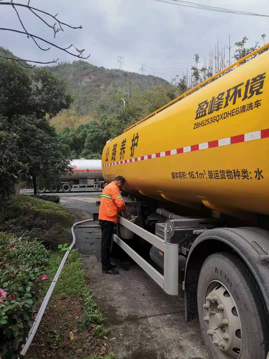 2022.11.23灑水車(chē)作業(yè).jpg